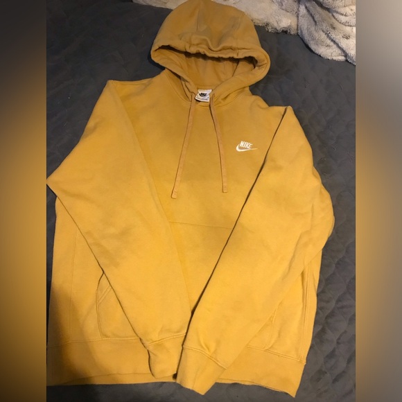 Hi everyone, i’m selling a yellow nike sweater that has been slightly used - Picture 2 of 3